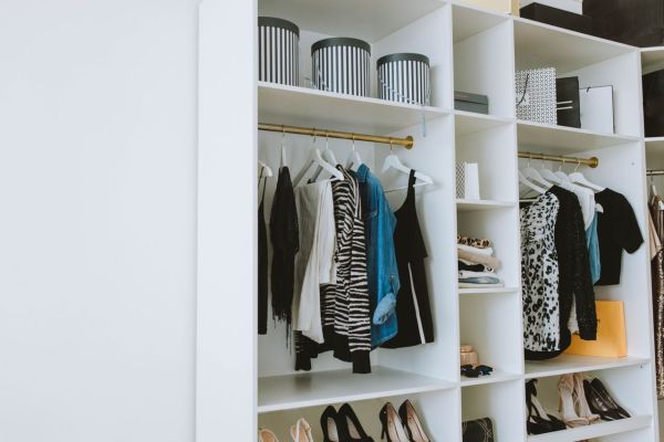 5 Conseils Pratiques pour Créer une Garde-Robe Capsule Élégante et Professionnelle