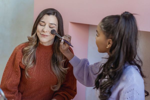 Découvrez comment choisir le blush idéal en fonction de la forme de votre visage pour un teint naturel et radieux !