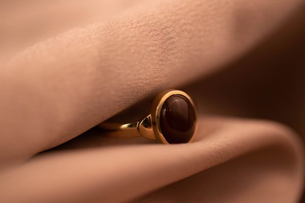 Découvrez les avantages d'une bague en pierre marron tendance