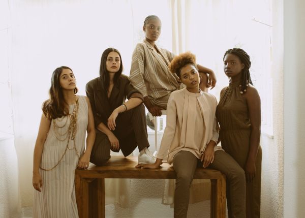 L'émancipation féminine à travers la mode locale : une révolution stylistique